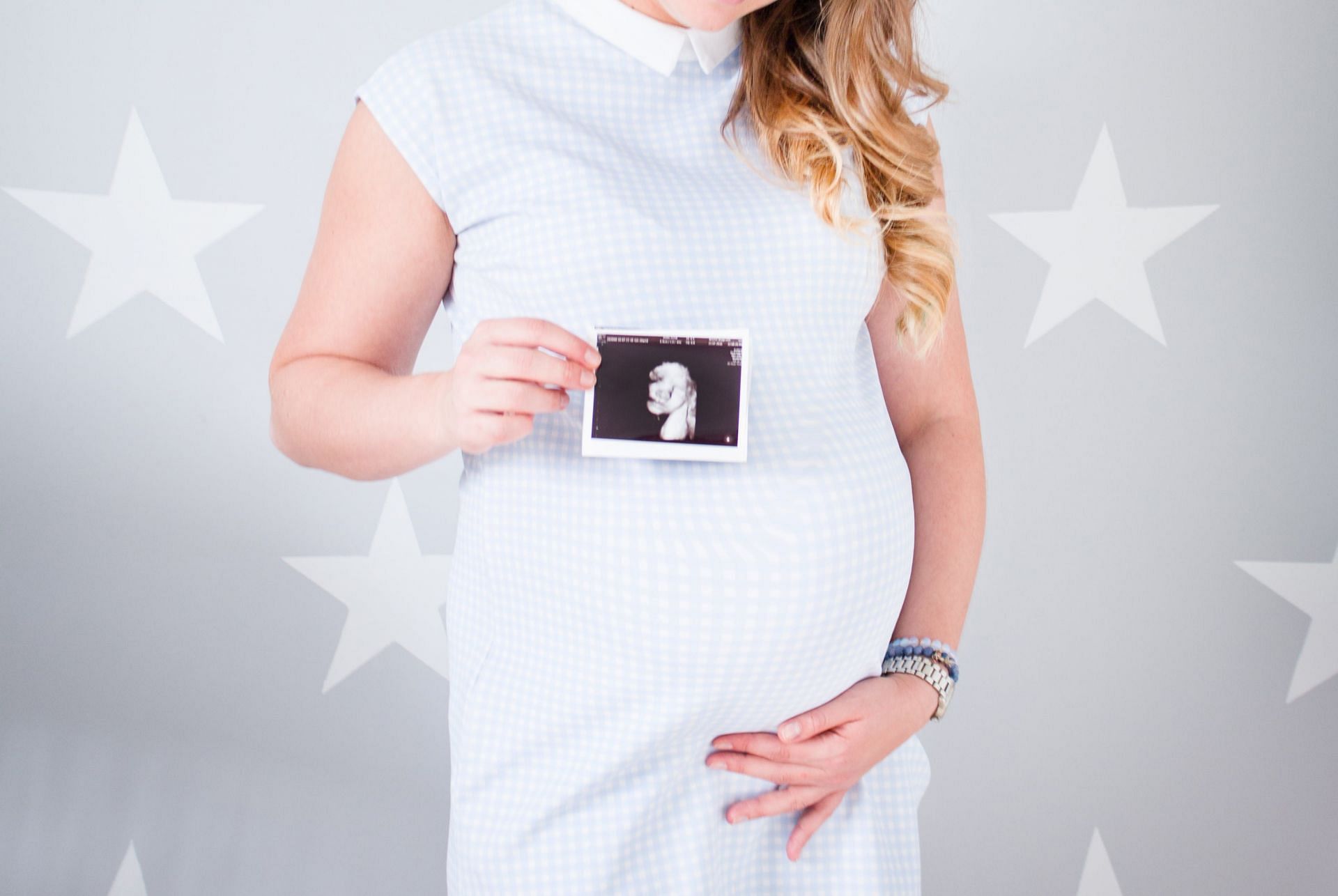 overweight and pregnant (image sourced via Pexels / Photo by roseclay)
